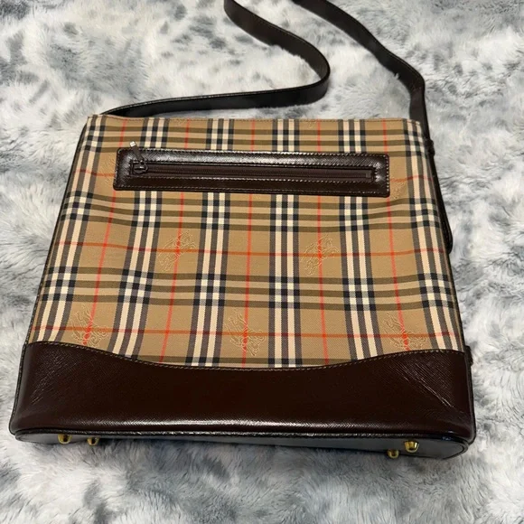 Burberry vintage shoulder bag
Very good condition
Authentic - Picture 2 of 11